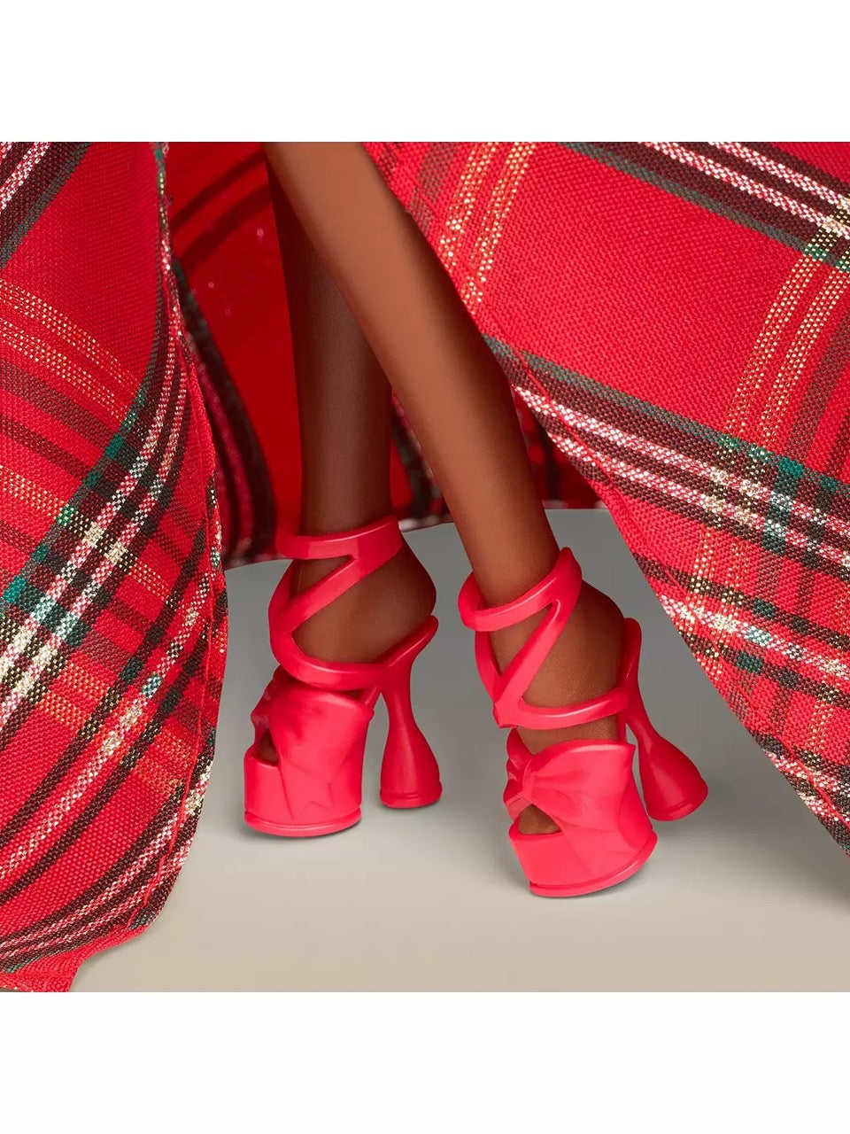 Barbie Signature 2024 Holiday Fashion Doll - Rjavi lasje s karirasto obleko (HRM62)