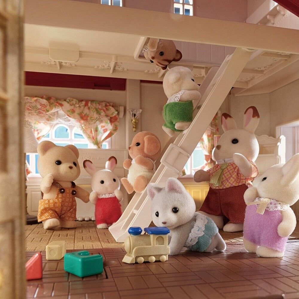 Sylvanian Families Rdeča streha podeželska hiša s pohištvom in posebnimi oblekami
