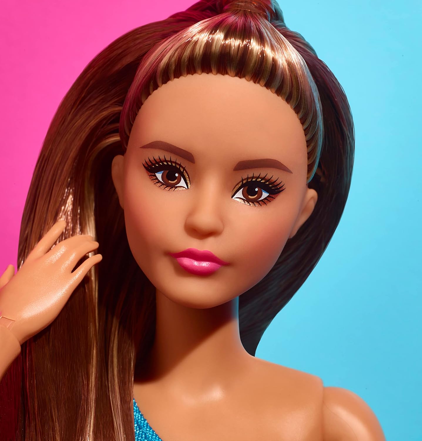 Mattel Barbie - Krajša punčka z rjavimi lasmi in roza-turkizno obleko (HJW82)